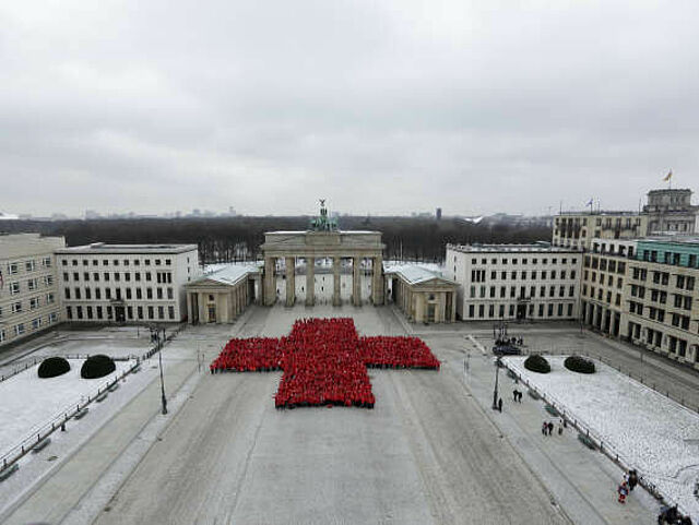 Jubiläum 150 Jahre DRK: Rotes Kreuz vor dem Brandenburger Tor in Berlin