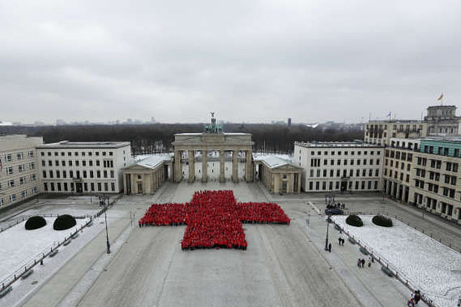 Jubiläum 150 Jahre DRK: Rotes Kreuz vor dem Brandenburger Tor in Berlin