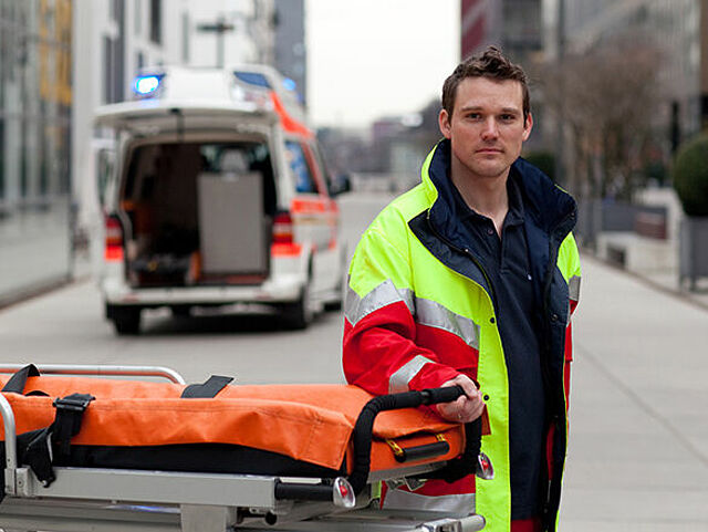 Krankentransport des DRK: Rettungsassistent