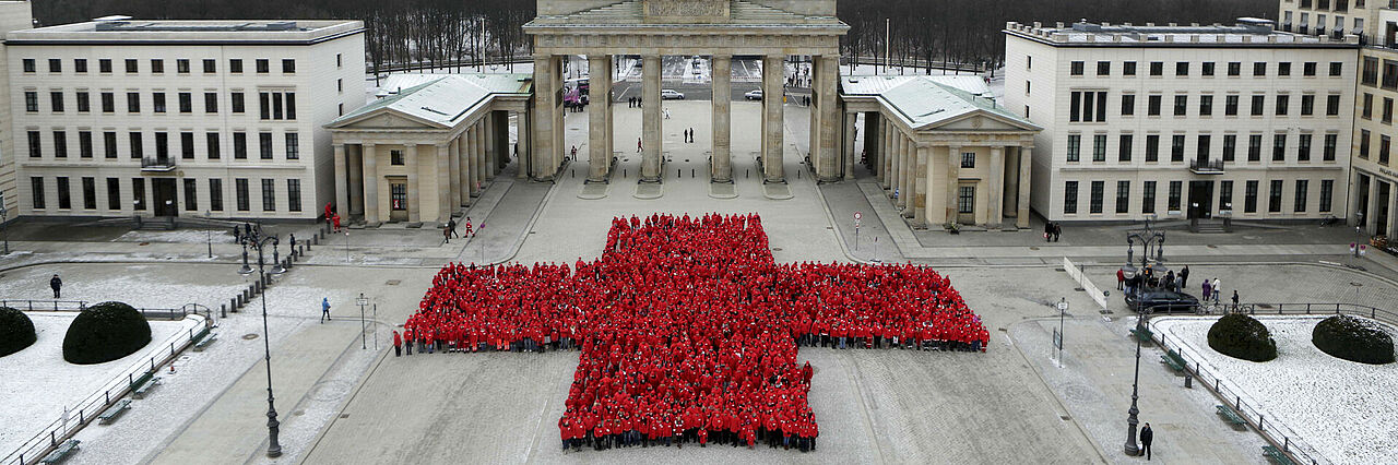 Jubiläum 150 Jahre DRK: Rotes Kreuz vor dem Brandenburger Tor in Berlin