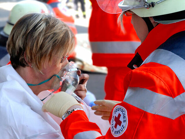 Helferübung: Bereitschaften - Sanitätsdienst; Journalistencamp Szenario „Brandanschlag auf ein Jugendheim“